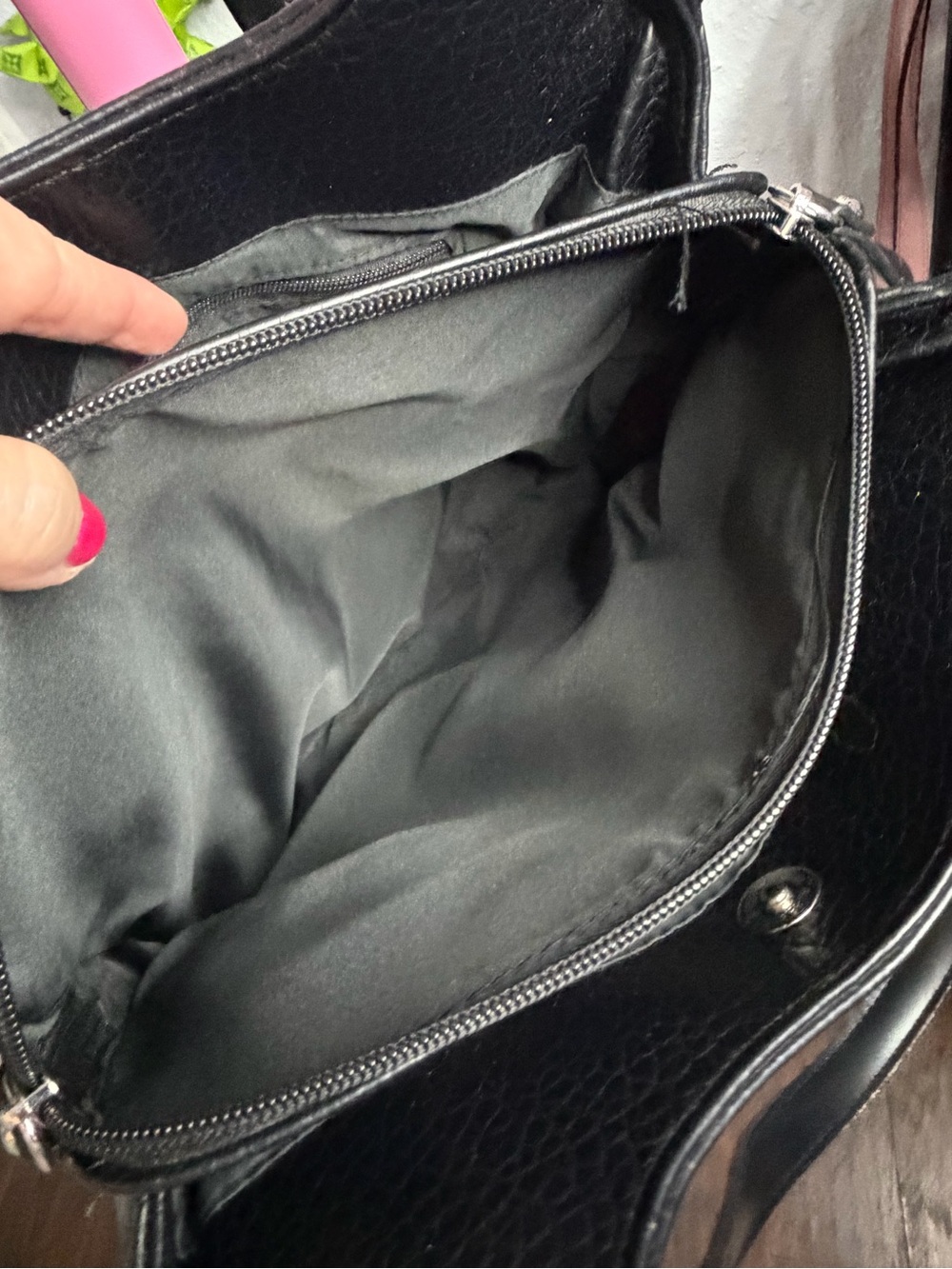 Giani Bernini - Black Pebbled Shoulder Bag with Silver Logo - Picture 9 of 16